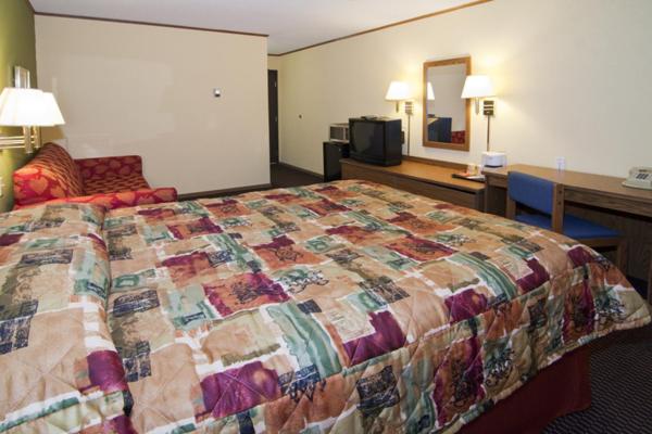 Burnsville Inn & Suites - image 4