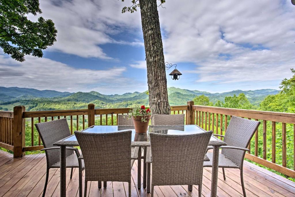 Burnsville Cottage with Deck and Blue Ridge Mtn Views! - main image