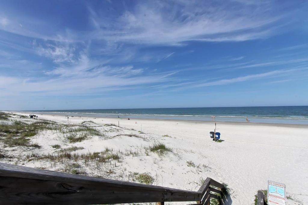 Avery's Ocean Breeze A 3 Bedrooms Ocean View Pet Friendly Sleeps 6 - image 2