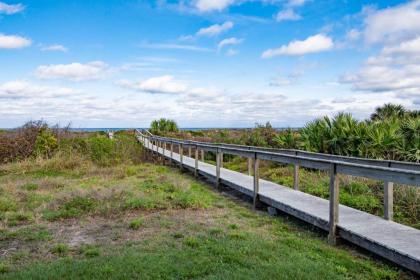 Barefoot Hideaway Family Beachfront Retreat - image 8