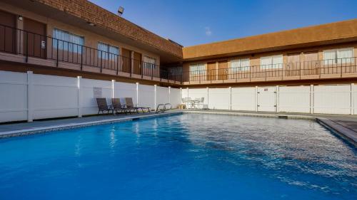 SureStay Hotel by Best Western Buttonwillow - image 4