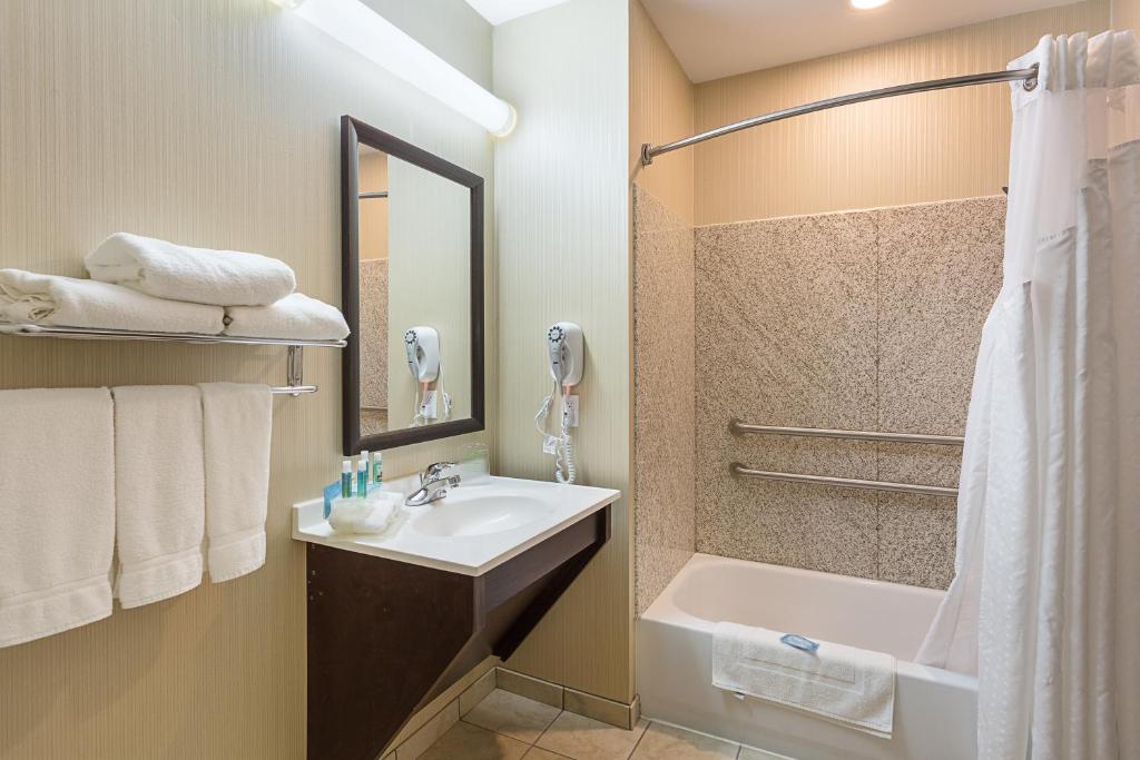 Holiday Inn Express Hotel & Suites Byram an IHG Hotel - image 7