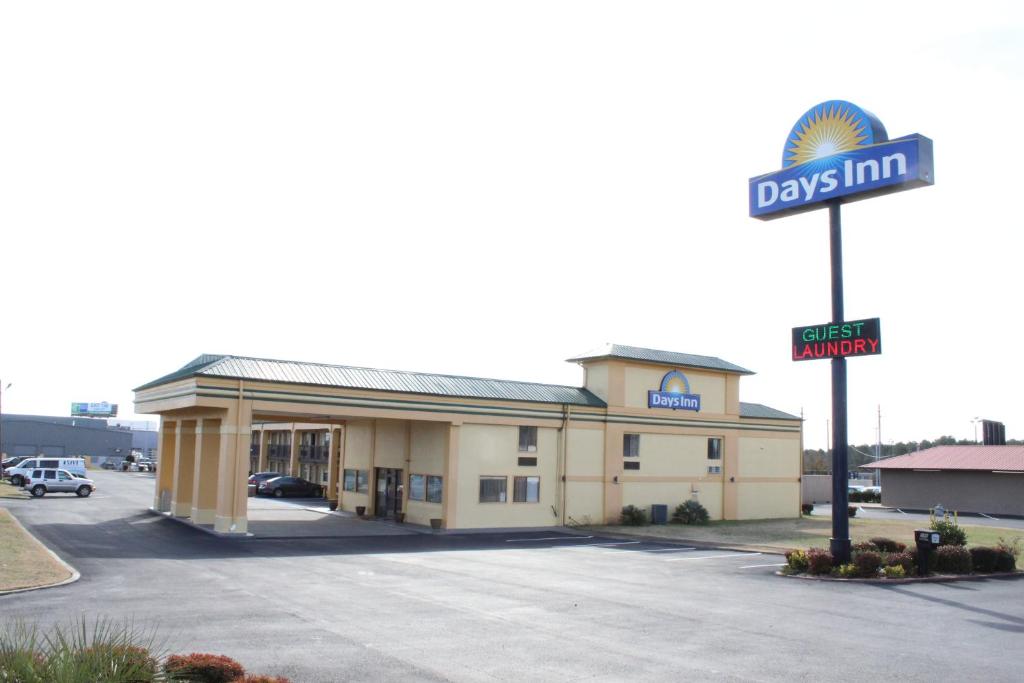 Days Inn by Wyndham Byron - image 7