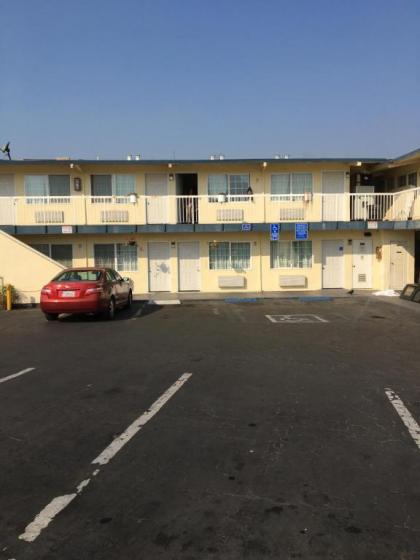 Economy Inn Seaside - image 3