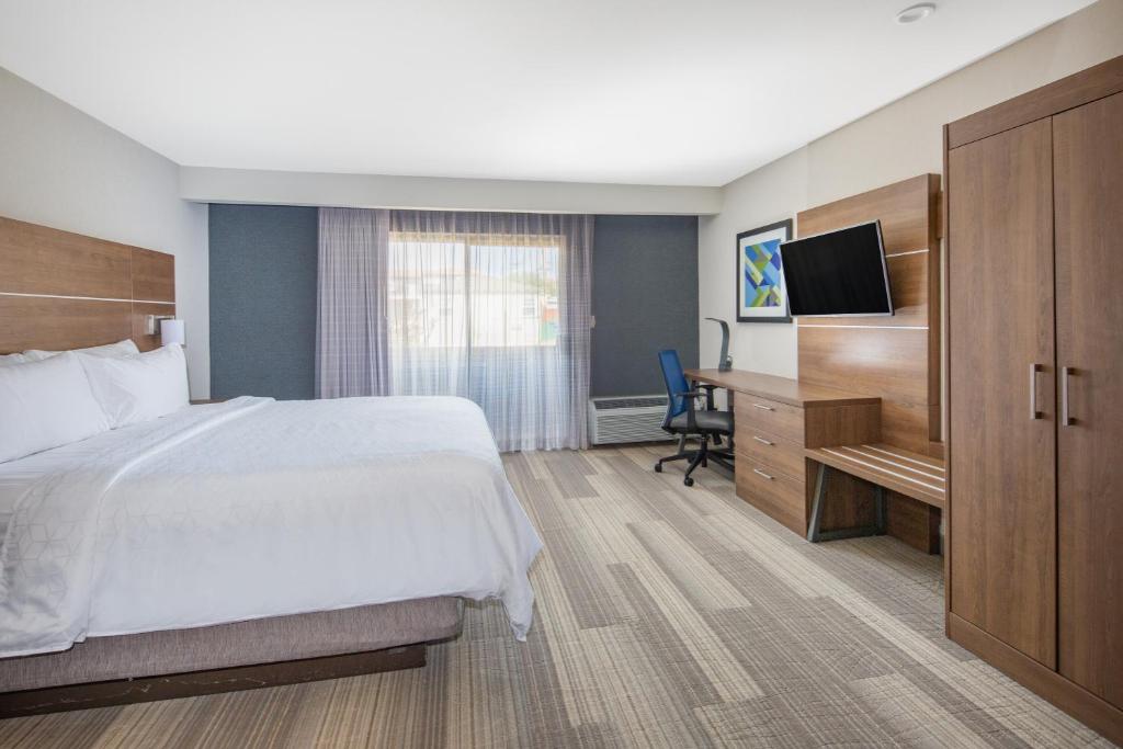 Holiday Inn Express Hotel & Suites San Diego Airport - Old Town an IHG Hotel - image 2