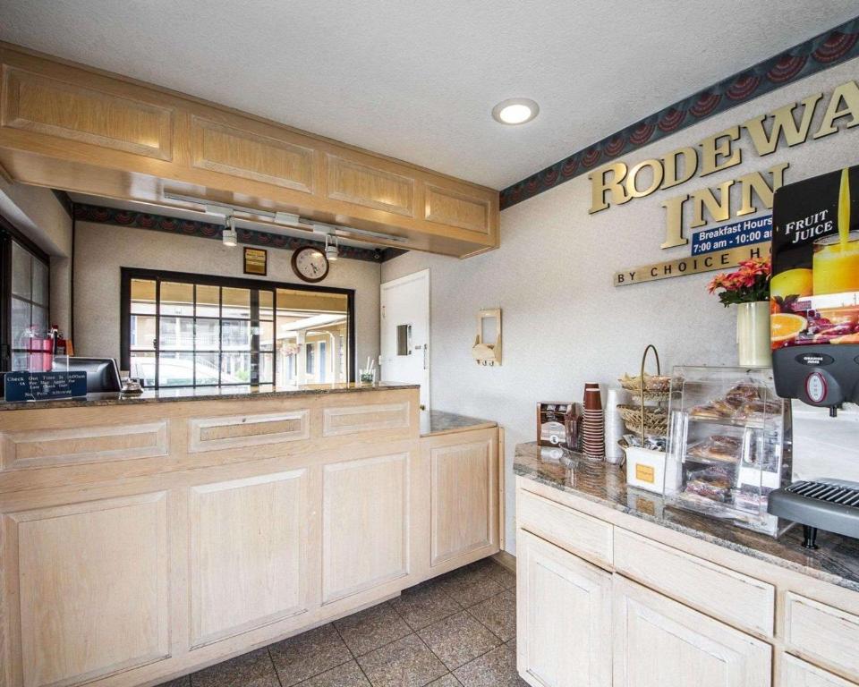 Rodeway Inn Monterey Near Fairgrounds - image 3