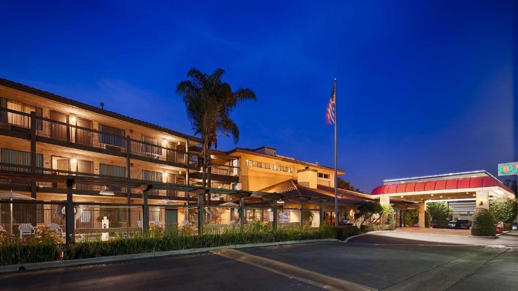 Best Western Plus Executive Inn - main image