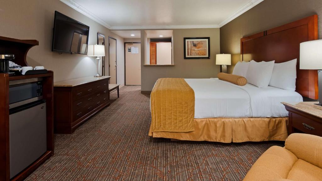 Best Western Plus Newport Mesa Inn - image 4