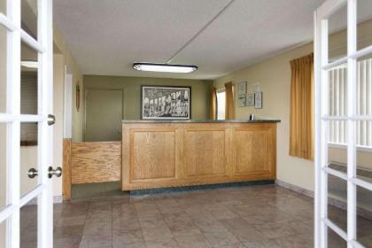 Super 8 by Wyndham Ridgecrest - image 2