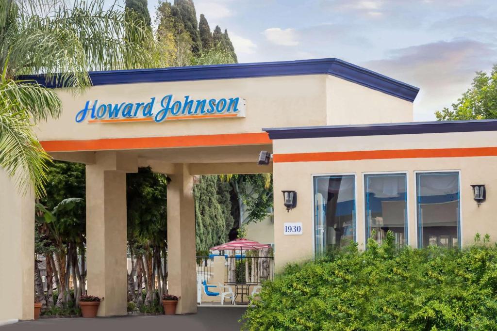 Howard Johnson by Wyndham Orange Hotel & Suites - main image