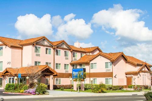 Rodeway Inn & Suites Hayward - main image