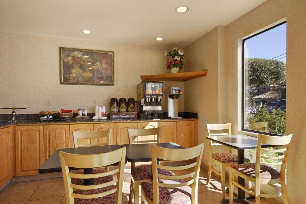 Olive Tree Inn & Suites - image 2