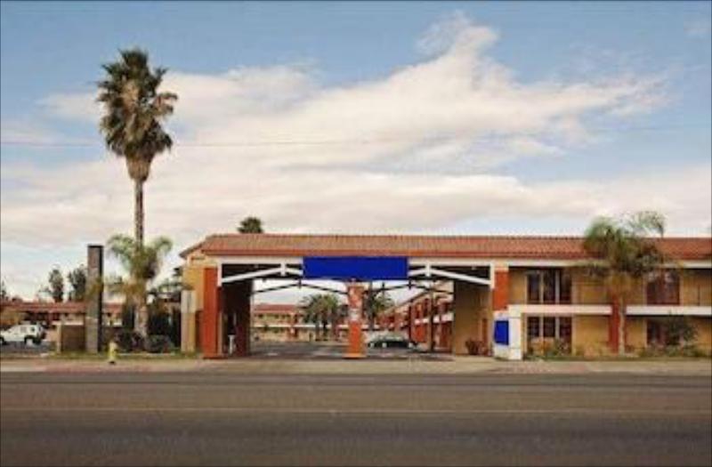 Days Inn by Wyndham Hemet - image 2