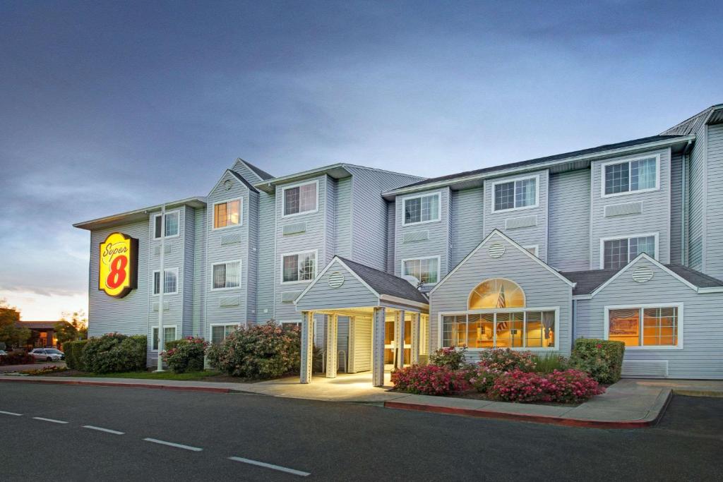 Super 8 by Wyndham Sacramento Airport - main image