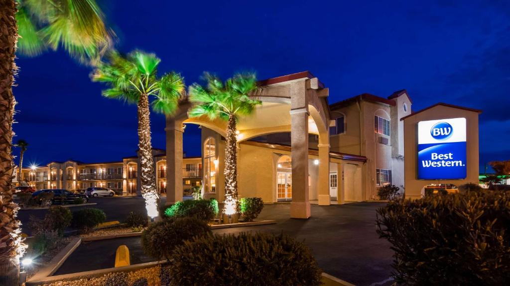 Best Western China Lake Inn - main image