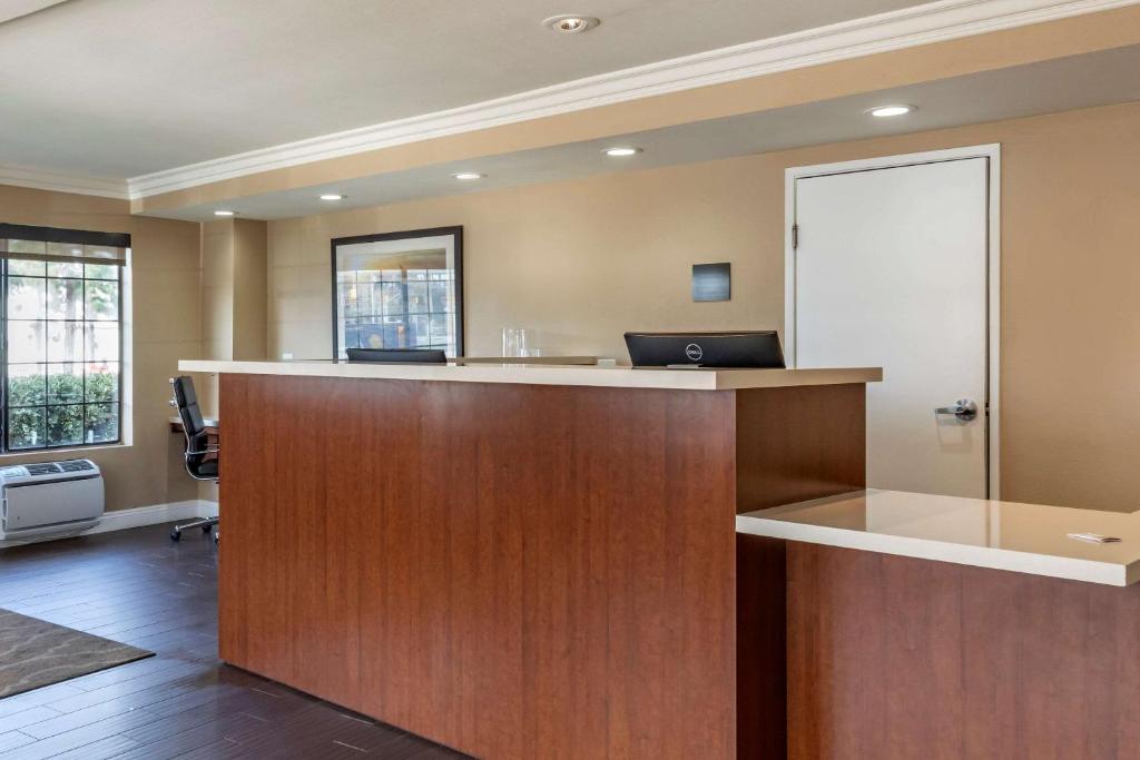 Comfort Inn & Suites Ventura Beach - image 4