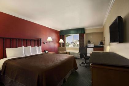 Travelodge by Wyndham San Diego Downtown Convention Center - image 3