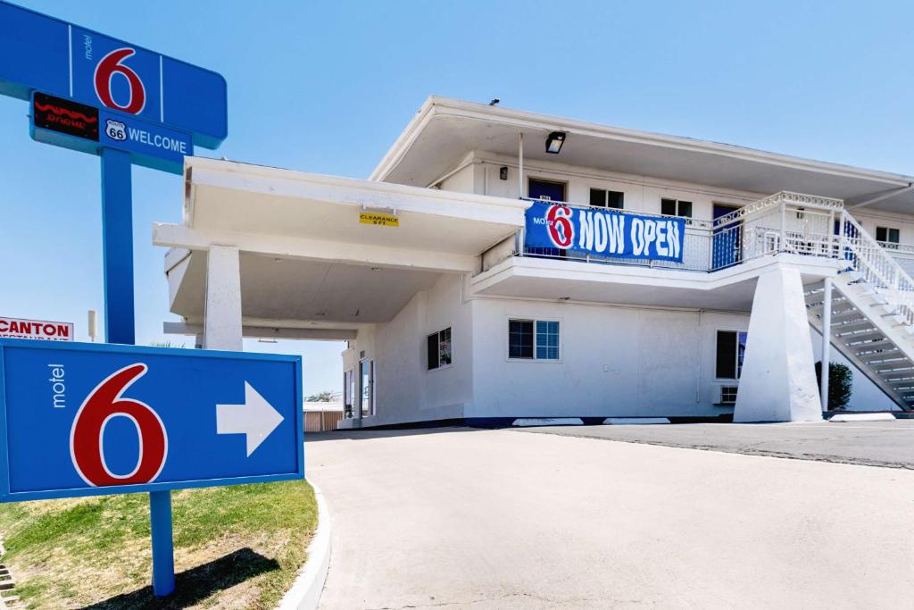 Motel 6-Barstow CA - Route 66 - image 2