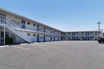 Motel 6-Barstow CA - Route 66 - image 3