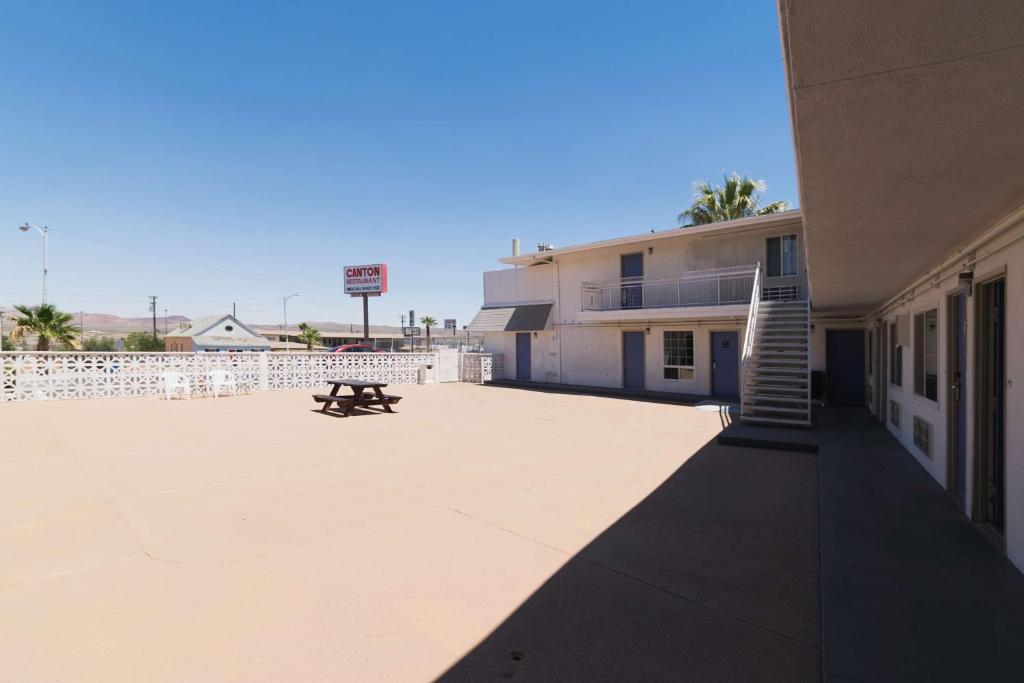 Motel 6-Barstow CA - Route 66 - image 5