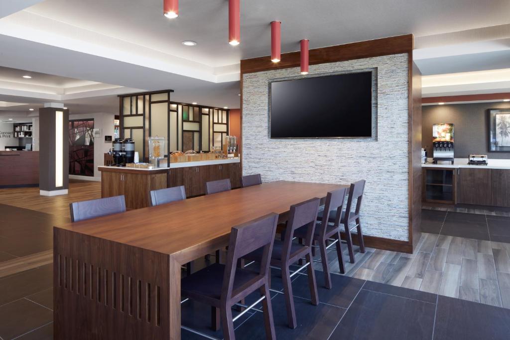 Fairfield Inn & Suites By Marriott Camarillo - image 5