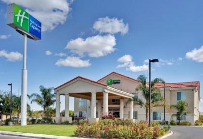 Holiday Inn Express Delano Highway 99 an IHG Hotel - image 1