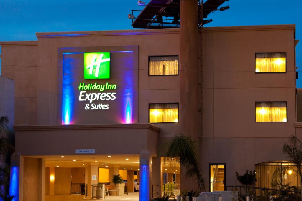 Holiday Inn Express Hotel & Suites Woodland Hills an IHG Hotel - main image