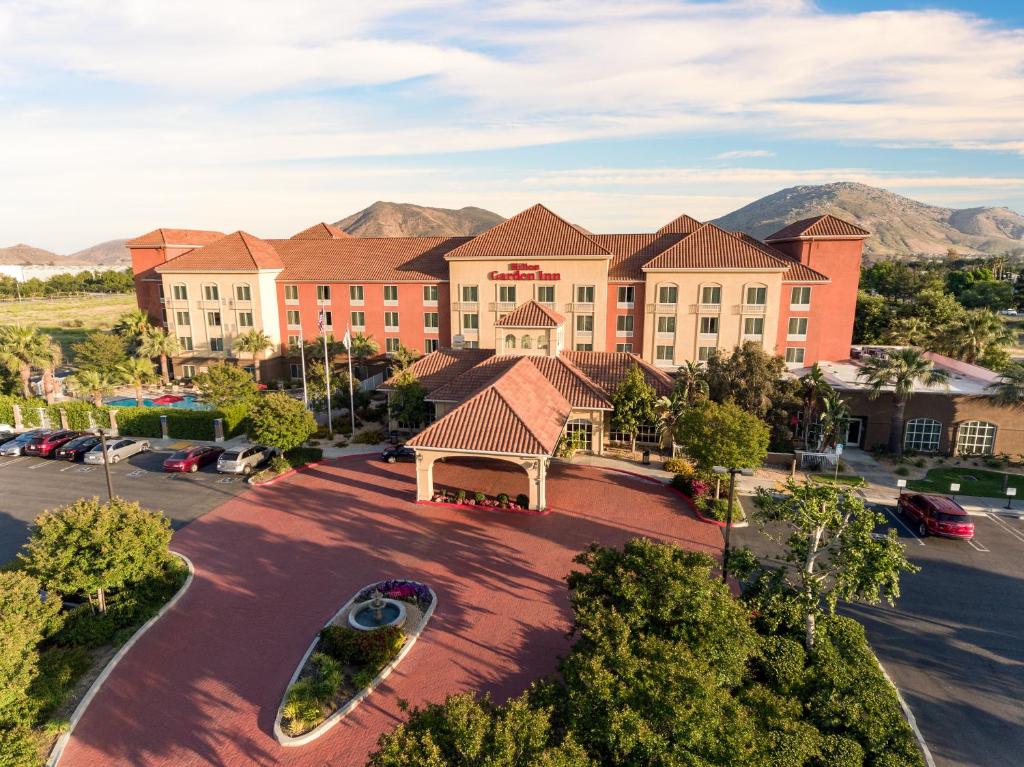 Hilton Garden Inn Fontana - image 2