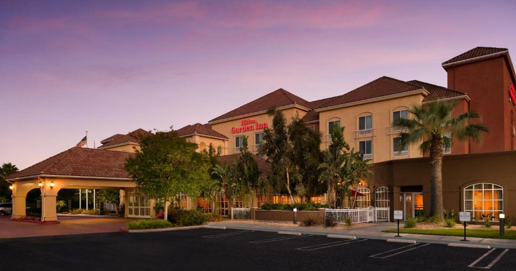 Hilton Garden Inn Fontana - image 3