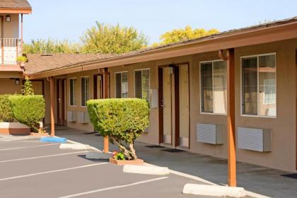 Americas Best Value Inn Los Banos - image 2