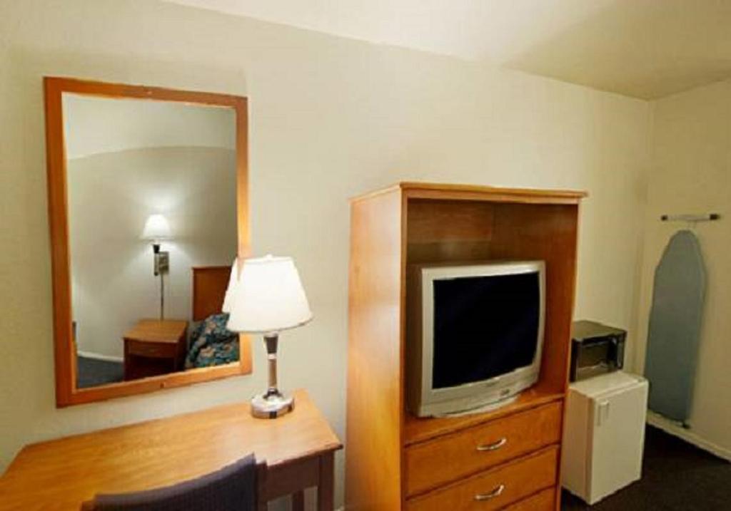 Americas Best Value Inn Santa Rosa - image 2