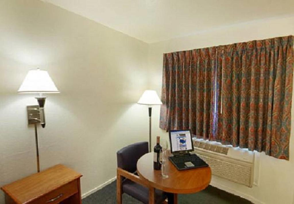 Americas Best Value Inn Santa Rosa - image 4