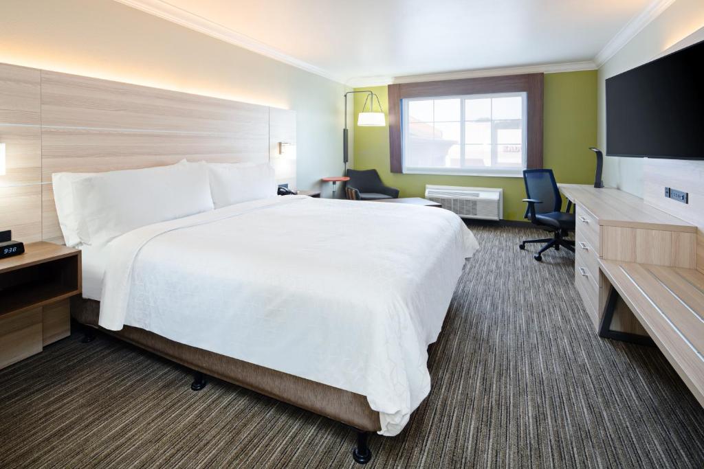 Holiday Inn Express Hotel & Suites Watsonville an IHG Hotel - image 3