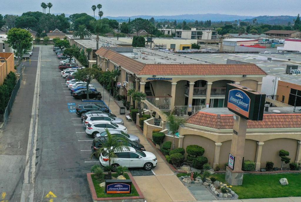 Howard Johnson by Wyndham Buena Park - main image