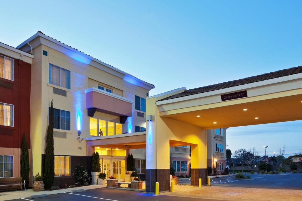 Holiday Inn Express Berkeley an IHG Hotel - main image