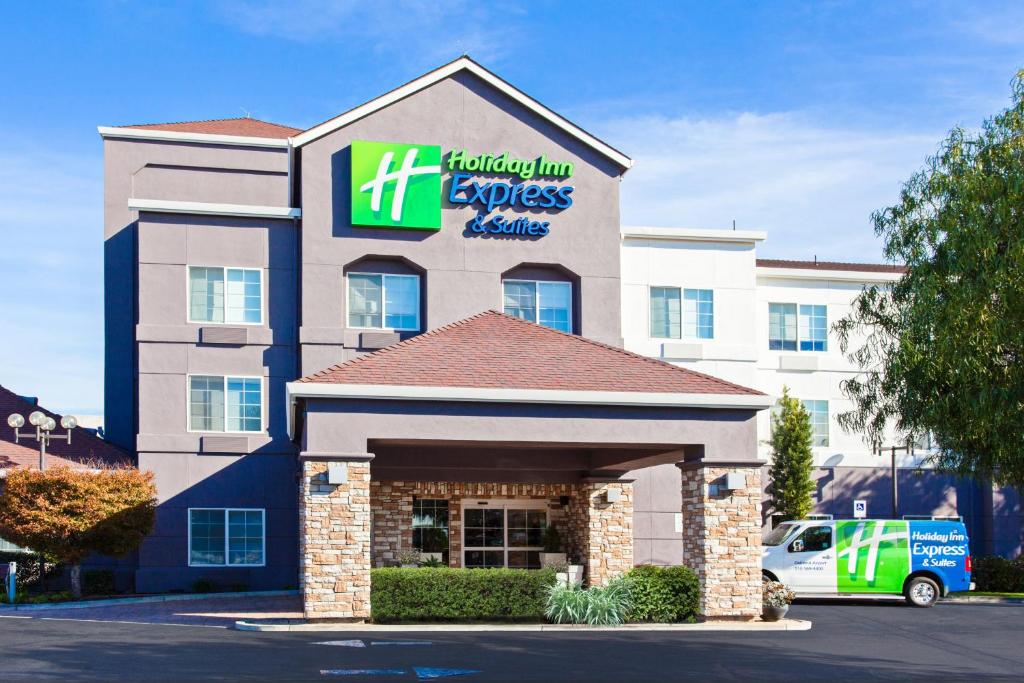 Holiday Inn Express & Suites Oakland - Airport an IHG Hotel - main image