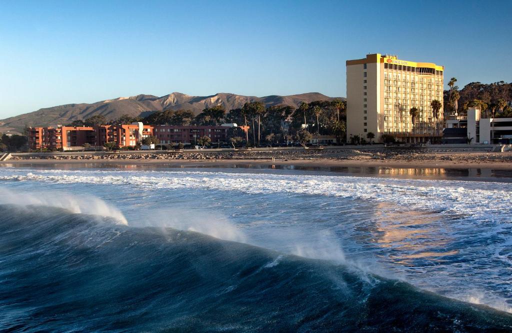 Crowne Plaza Hotel Ventura Beach an IHG Hotel - main image