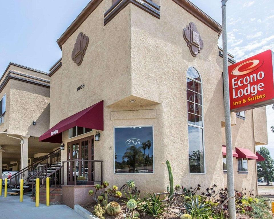 Econo Lodge Inn & Suites Fallbrook Downtown - image 3