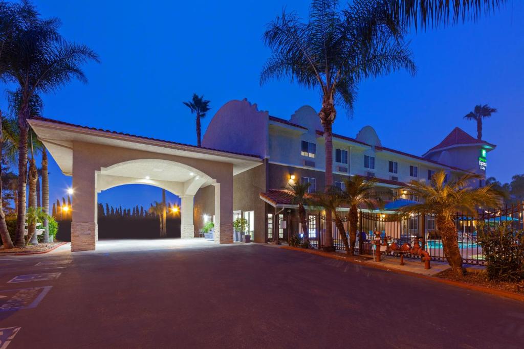 Holiday Inn Express Hotel & Suites San Diego-Escondido an IHG Hotel - image 3