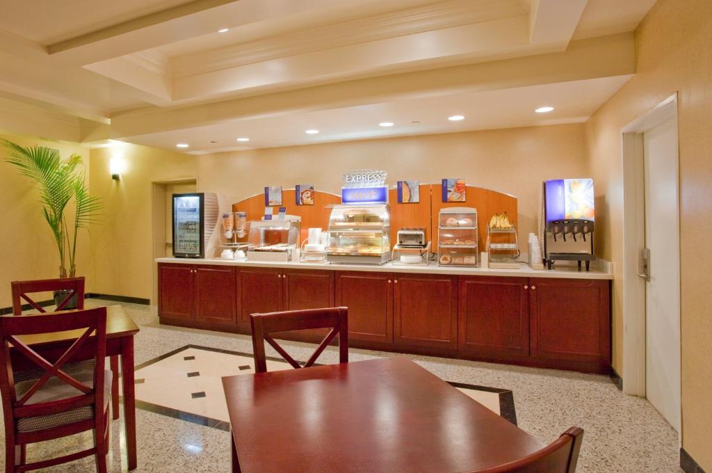 Holiday Inn Express Hotel & Suites Los Angeles Airport Hawthorne an IHG Hotel - image 4