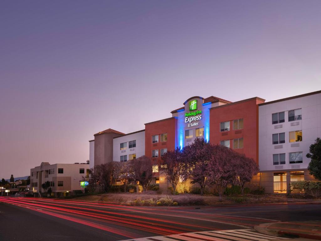 Holiday Inn Express Hotel & Suites Belmont an IHG Hotel - main image