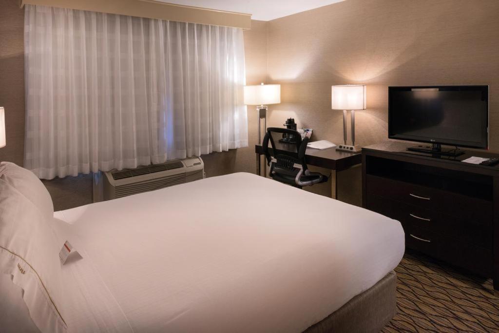 Holiday Inn Express Hotel & Suites Pasadena-Colorado Boulevard an IHG Hotel - image 3