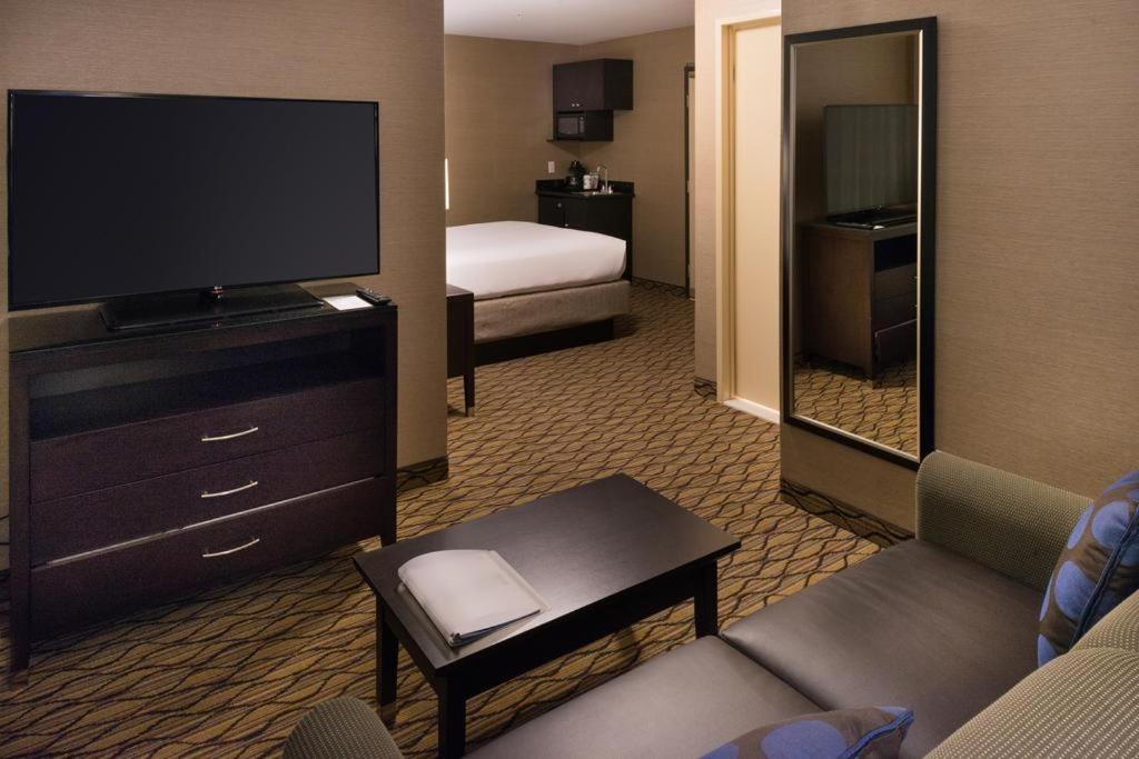 Holiday Inn Express Hotel & Suites Pasadena-Colorado Boulevard an IHG Hotel - image 4