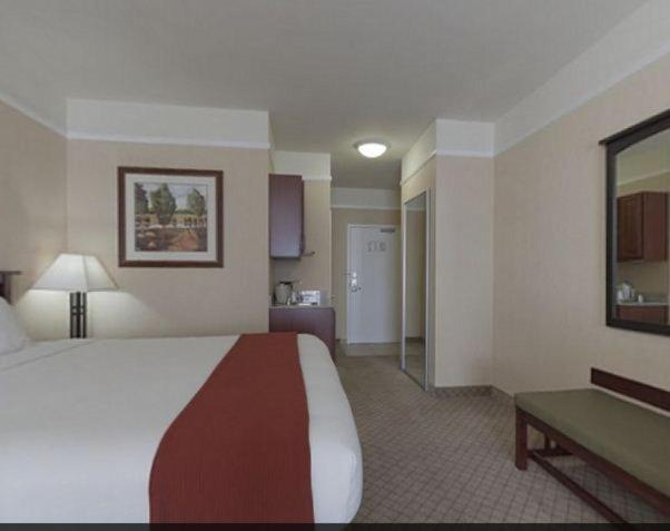 Holiday Inn Express Hotel & Suites San Dimas an IHG Hotel - image 2