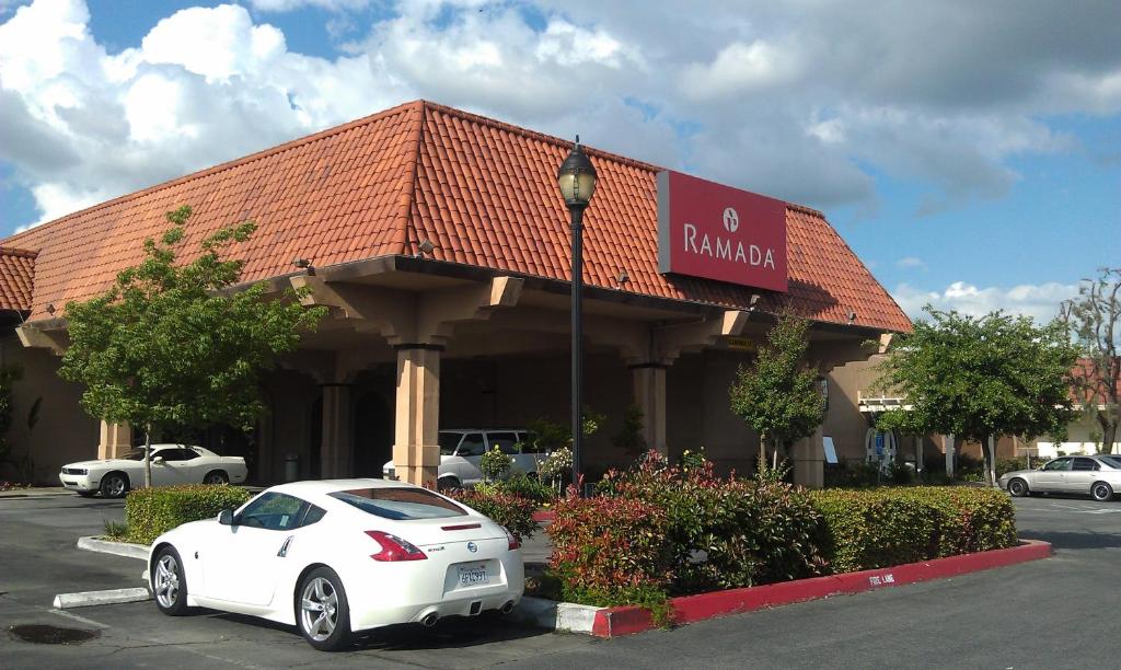 Ramada by Wyndham Fresno North - main image