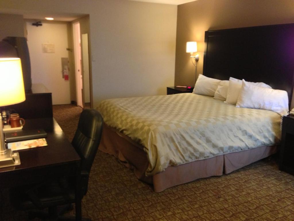 Ramada by Wyndham Fresno North - image 3