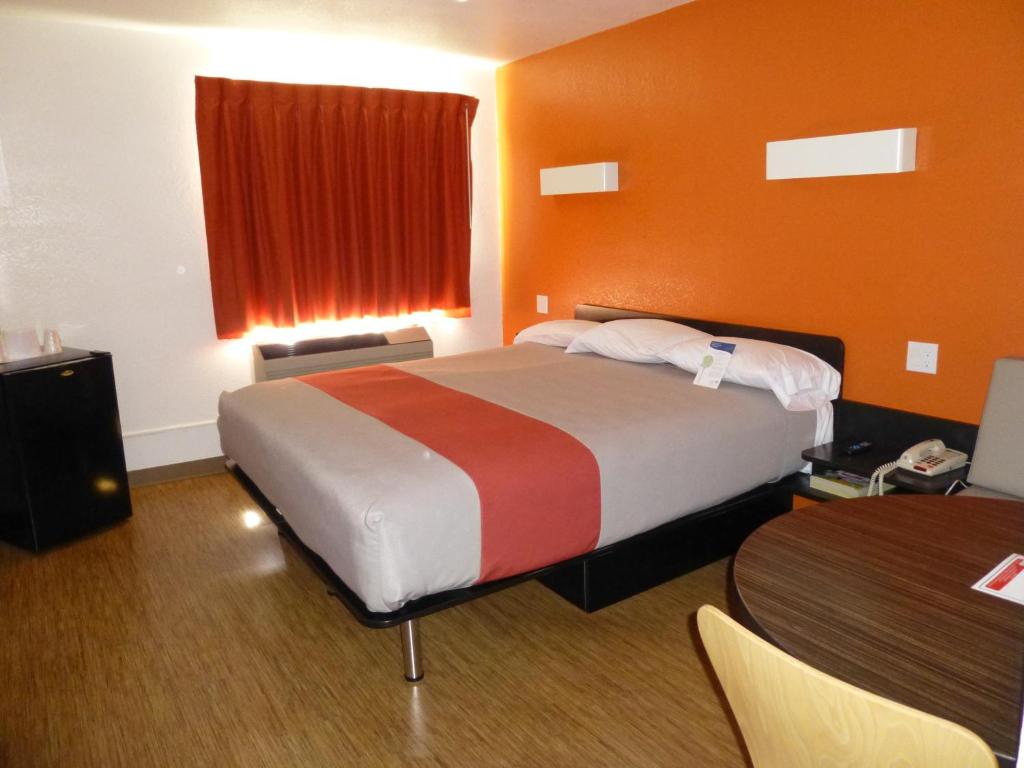 Motel 6 Hollywood - image 2