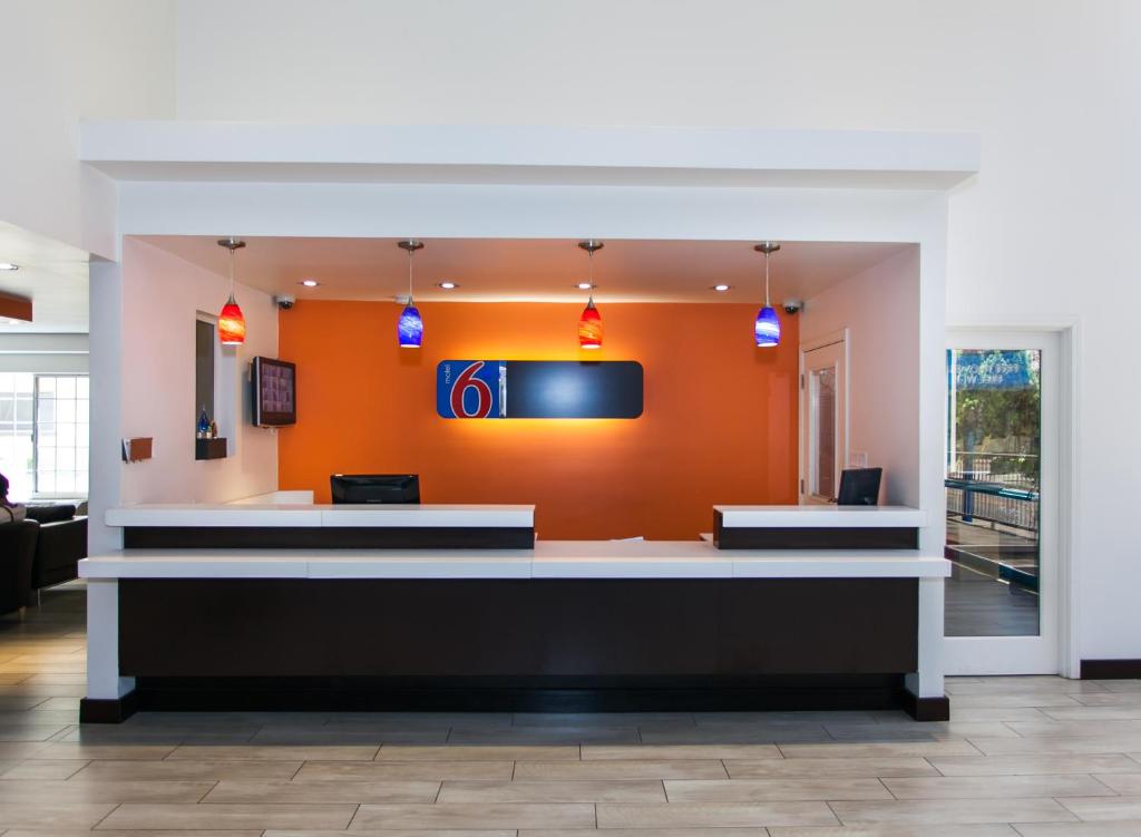 Motel 6 Hollywood - image 3