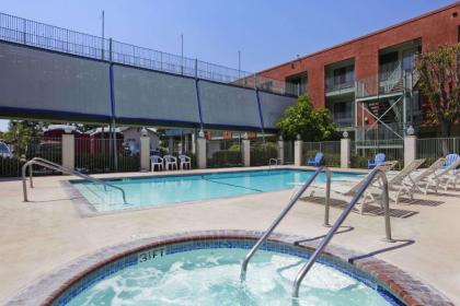 Travelodge Inn & Suites by Wyndham Anaheim on Disneyland Dr - image 2