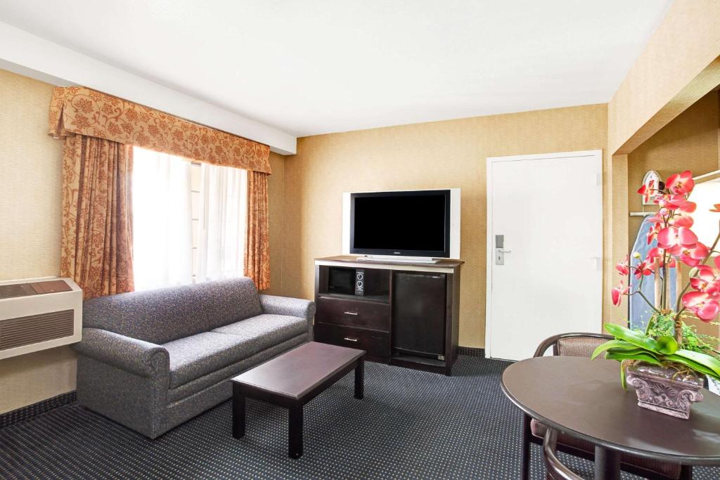 Days Inn & Suites by Wyndham Artesia - image 2